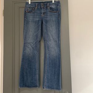 American Eagle Medium Wash Flare Jean, Artist cut size 6 Short